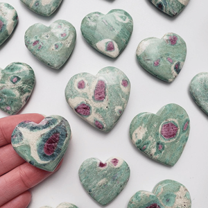 Vente en gros de pierre précieuse en cristal naturel poli Rubis Fuchsite Puffy Heart Stone Feng Shui Reiki Harmony Stone pour la décoration intérieure Love - Product Image 2