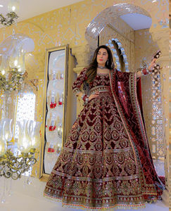 Lehenga Choli de Terciopelo Bordado de Fabzone, Hermoso Diseño para Bodas, Fiestas y Uso Casual en Todas las Temporadas - Product Image 4