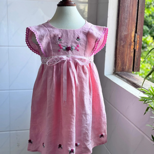 Robe brodée à la main en lin doux pour bébé fille Style décontracté pour le premier anniversaire des tout-petits OEM Made in Vietnam - Product Image 2
