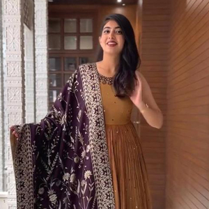 Diseñador Plazo Set Faux Georgette con bordado pesado y trabajo de secuencia con mangas completas Flair 3 metros Micro algodón pesado - Product Image 1