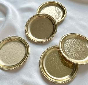 Lot de 5 sous-verres ronds en laiton durables faits à la main avec motif corde torsadée, tapis et supports artisanaux (Style moderne) - Product Image 1