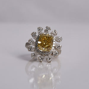 Bague de fiançailles personnalisée en or massif 14 carats, forme fleur, diamant de laboratoire taille coussin, sertissage halo, classique et luxueuse, IGI 4.5-5.0 - Product Image 1