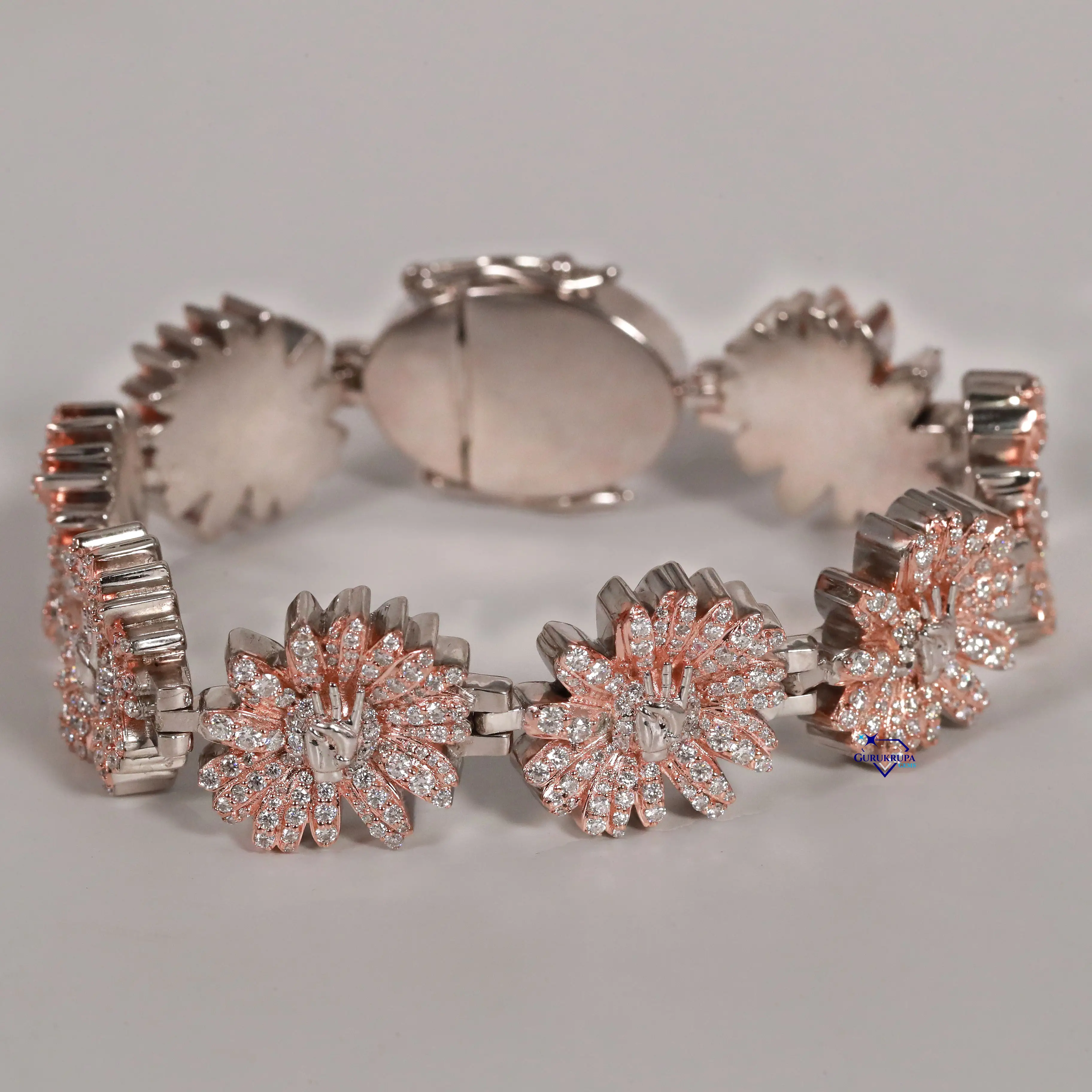 Présentant un bracelet en or blanc et rose 14 carats avec des diamants Moissanite dans le style hip hop conçu pour la beauté des femmes