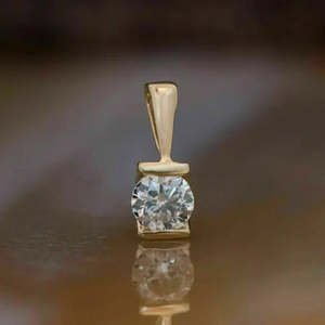 Colgante Solitario de Diamante de Corte Redondo de 1.5 Quilates, Calidad AAA+, Acabado en Oro Amarillo de 14K, Cadena Gratis, Cus-Jew58 - Product Image 5