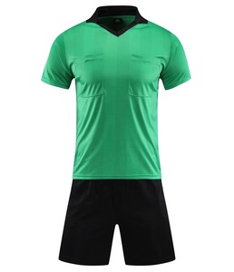Ensemble de maillot de football vert pour homme, manches courtes, col en V, polyester respirant, uniforme avec poches et short noir - Product Image 1