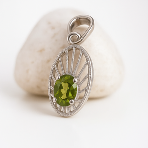 Collar de Plata de Ley 925 con Baño de Rodio y Peridoto Ovalado Verde, Estilo Minimalista para Mujer, Regalo para Cumpleaños de Agosto, Uso Diario - Product Image 4