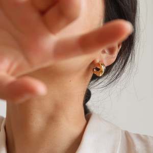 Orecchini a perno leggeri in oro, anti-ossidazione, stile Huggie medio, pezzi di tendenza per lei, idea regalo - Product Image 1