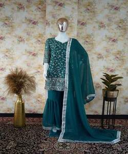 Manténgase cómodo y a la moda con nuestra colección de ropa de invierno para mujer, con opciones elegantes y cálidas. - Product Image 1