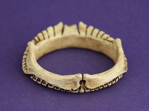 กำไลข้อมือทำจากกระดูกธรรมชาติคุณภาพพรีเมียม เป็นมิตรกับสิ่งแวดล้อม สไตล์พังก์ งานแฮนด์เมด เครื่องประดับแฟชั่นสไตล์ชาติพันธุ์ - Product Image 3