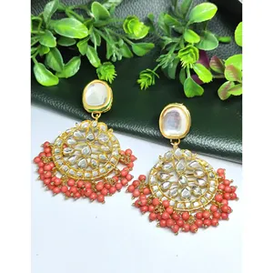 Pendientes Chandbali con Cuentas Rosa Oscuro, Chapados en Oro, Diseño Floral Meena Kundan, Estilo Candelabro para Bodas con Coral Principal - Product Image 2