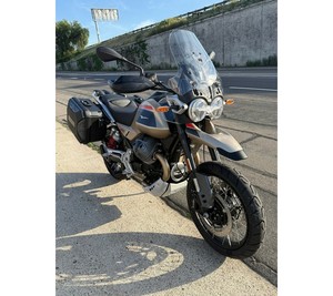 Motocicleta de Aventura Supersport V85-TT de Alto Rendimiento, Nueva, con Motor de Cuatro Tiempos, Inalámbrica/Batería, Origen Estadounidense - Product Image 1
