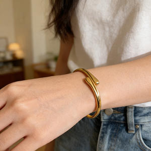 Brazalete Minimalista de Acero Inoxidable Chapado en Oro con Diseño de Ondas y Piedras Engastadas para Niños, Ideal para Aniversarios - Product Image 5