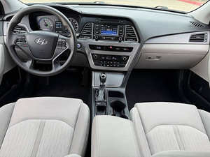 Hyundai Sonata Hybride SE d'occasion, moteur turbo LHD, 200-250 ch, toit ouvrant panoramique, 25001-50000 milles - Product Image 4