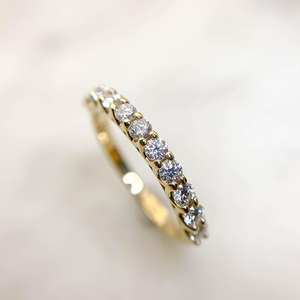 Anillo DE BODA minimalista de diamante de moissanita de corte redondo de 2mm | Media eternidad de Punta compartida | Plata 925 o chapado en oro de 18 quilates - Product Image 3