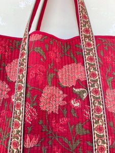Sac fourre-tout en coton matelassé bohème à fleurs rouges avec fermeture à glissière sac cadeau de voyage d'été pour femmes grande taille - Product Image 3