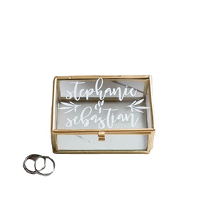 Boîte à bagues en verre personnalisée avec cadre doré, organisateur de bijoux de mariage Stephanie & Sebastian - Product Image 1