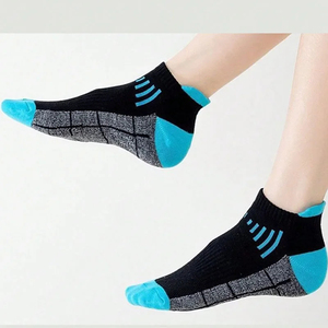 Chaussettes de sport personnalisées en gros avec logo – Chaussettes de compression unies pour le cyclisme, la course à pied et le football pour garçons - Product Image 4