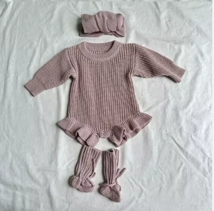 Ensemble de vêtements tricotés personnalisés pour bébés filles Ensemble de 3 pièces de body à volants avec bandeau et chaussons - Product Image 4