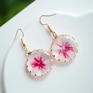 Boucles d'oreilles artistiques faites à la main en résine de haute qualité avec une forme géométrique moderne pour une tenue décontractée et formelle au prix de gros - Product Image 3