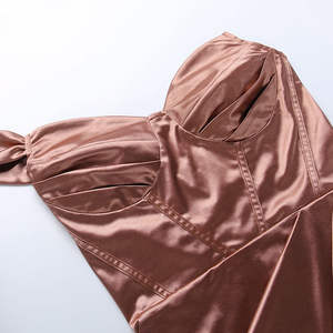 Robe moulante en satin avec fente haute et taille naturelle - Product Image 5