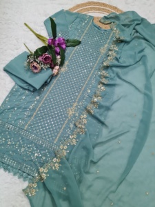 Costume pakistanais moderne racheté de créateur avec broderie élégante et détails de luxe pour mariages fêtes festives - Product Image 5