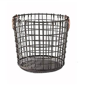 Magnifique ensemble de deux paniers à linge décoratifs en fil de fer métallique, finition plaquée or, de formes différentes, à prix avantageux - Product Image 6