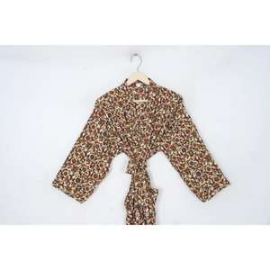 ชุดกิโมโนผ้าไหมแท้ 100% สำหรับทุกเพศ ไซส์ฟรี ระบายอากาศดี ลายดอกไม้ สำหรับฤดูใบไม้ผลิ ฤดูร้อน ชุดคลุมอาบน้ำ ชุดเพื่อนเจ้าสาว คอวี มีเชือกผูก - Product Image 4