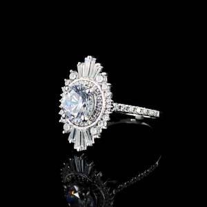 Empress Glow Moissanite Queen Anillo de lujo inspirado Regal Shine Bold Brilliance Declaración Belleza Diseño icónico RareSpark Radiance - Product Image 5