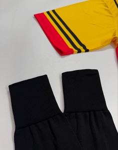 Ensemble de maillots de football personnalisés pour hommes, jaune, noir, rouge, rayé, col en V, manches courtes, polyester respirant, toutes saisons, taille adulte - Product Image 5