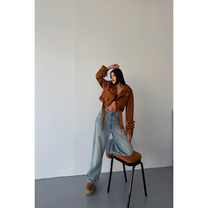 Chaqueta Corta de Gamuza para Mujer, Color Bronceado, con 3 Mangas y Detalle de Cinturón - Product Image 2