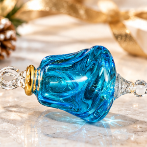 Ornements de Noël en verre cristal faits à la main en Égypte, motifs sculptés décoratifs colorés et accents dorés - Product Image 3