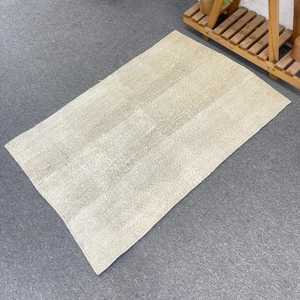 Tapis turc vintage 2,6x3,8 pi (78x115 cm), tapis patchwork blanc et gris - Product Image 1