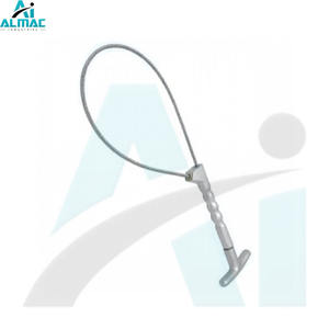 Recogedor de cerdos compacto ALMAC para lechones construido para un manejo eficiente y un control rápido durante el cuidado de la granja y el uso veterinario - Product Image 1