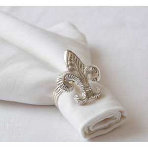 Anneaux de serviette en aluminium argenté motif lys, porte-serviettes pour décoration de table de mariage, accessoires classiques à prix économique - Product Image 1