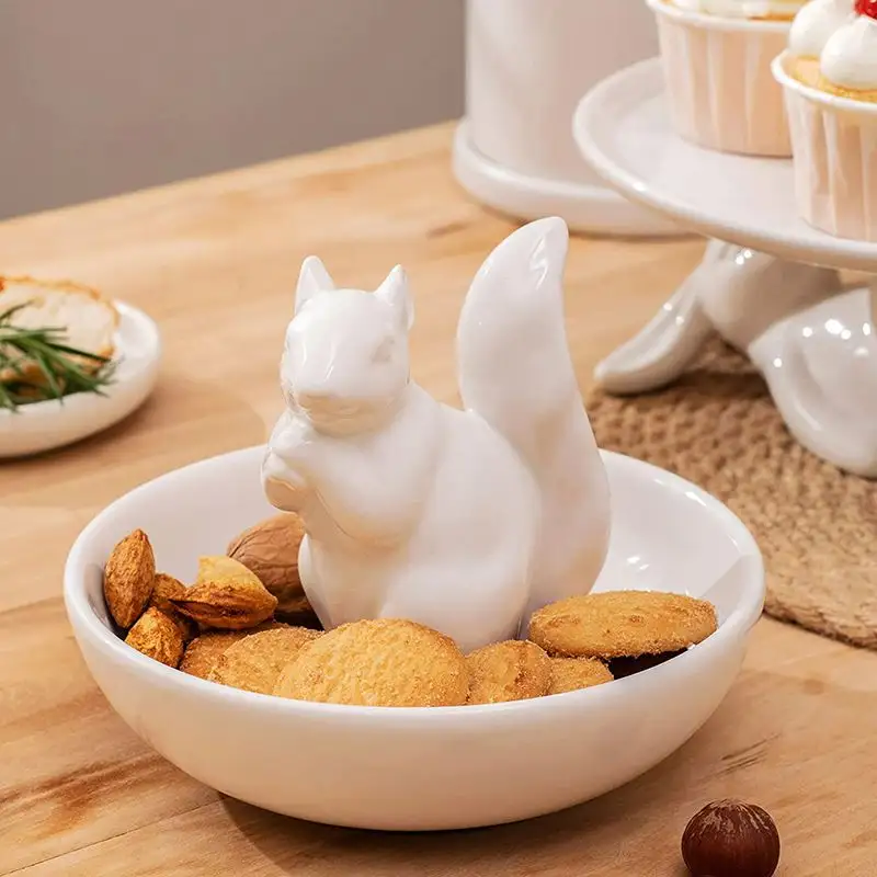 새로운 제품 아이디어 2024 사용자 정의 도매 독특한 장식 스낵 그릇 세라믹 3D 다람쥐 작은 스낵 사탕 접시