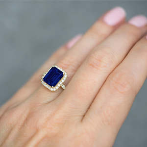 Bague de fiançailles en or jaune 14 carats avec saphir bleu de 3,32 carats et diamants, collection de bagues élégantes en diamants - Product Image 5