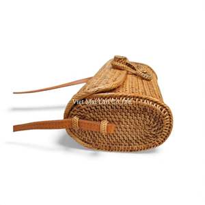 Bolso de Ratán Natural Tejido a Mano con Correa para el Hombro, Accesorio de Moda para Mujer de Vietnam - Product Image 3