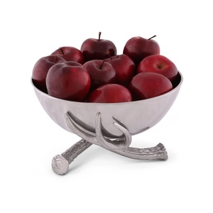 Bol de service décoratif en métal fini argent de conception standard parfait pour le service élégant de décor moderne ou les configurations de table de fête - Product Image 2