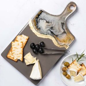 Planche à découper en résine pure, conçue avec une artisanat de qualité supérieure pour une utilisation en cuisine de luxe et une présentation de table unique. - Product Image 6