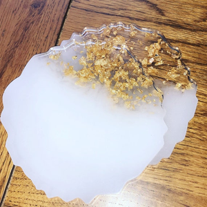 Sous-verres en résine de luxe avec des accents de feuille d'or et de cristal Sous-verres en résine de style géode fabriqués à la main avec finition or métallique - Product Image 6