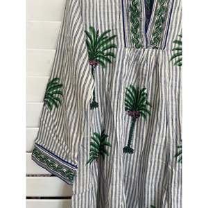 Kaftán de playa marroquí azul con estampado de palmeras, para cubrir el traje de baño - Product Image 1