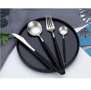 ชุดช้อนส้อมเหล็กมิเรอร์5ชิ้นพร้อมชุดเครื่องใช้บนโต๊ะอาหารสีดำ - Product Image 3