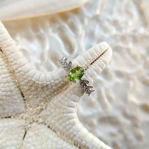 Anillo de boda de piedra de peridoto natural, Banda Clásica de corte ovalado minimalista de Plata de Ley 925 para regalo de compromiso, fiesta, venta al por mayor a granel - Product Image 1