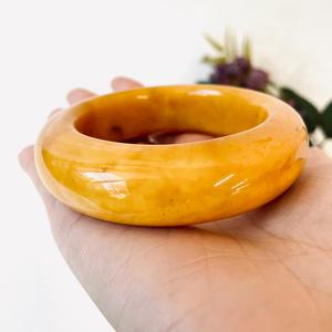 Bracelet en jaune d'œuf fait main de 56 mm en ambre baltique naturel ; Bracelet classique unisexe - Product Image 1