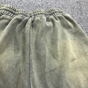 Short en coton de sueur vert clair personnalisé pour hommes lavage à l'acide et décoloration au soleil broderie en détresse lourde coupe bord cousu pour le printemps - Product Image 5