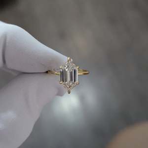 Anillo de Compromiso con Diamante de Laboratorio Hexagonal de 1.10 Quilates Certificado por IGI, Oro Ético con Halo Oculto DEF VVS - Product Image 1