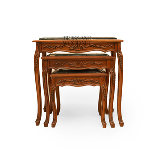 Ensemble de tables gigognes classiques en bois sculpté avec élégantes plateaux en marbre vert pour salons de luxe et décoration intérieure haut de gamme - Product Image 6