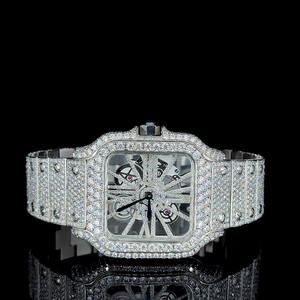 Montre en or blanc de luxe de la meilleure qualité pour hommes avec un design entièrement serti de diamants avec bracelet en acier inoxydable disponible à la vente - Product Image 1