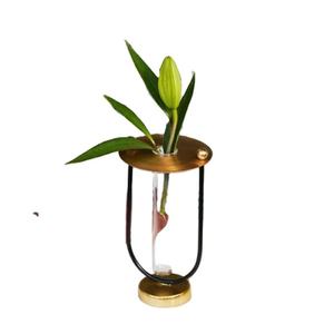 Vase à fleurs en métal et verre dorés fait à la main pour décoration élégante de maison ou de jardin et créations artisanales en métal - Product Image 1