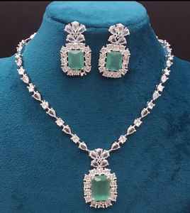 ชุดสร้อยคอเพทายสีเงินพร้อมต่างหูแฟชั่นสำหรับงานแต่งงานคอลเลกชันสวมใส่สำหรับผู้หญิง - Product Image 2